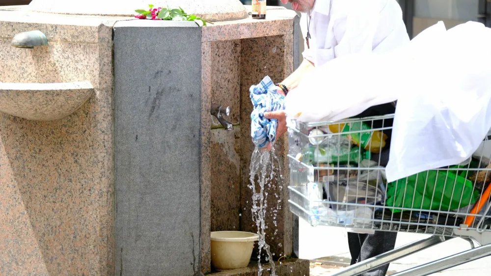 Vročina povzroča težave odraslim ljudem na prostem &ndash; kako hudo je &scaron;ele otroku v zaprtem avtu na soncu.