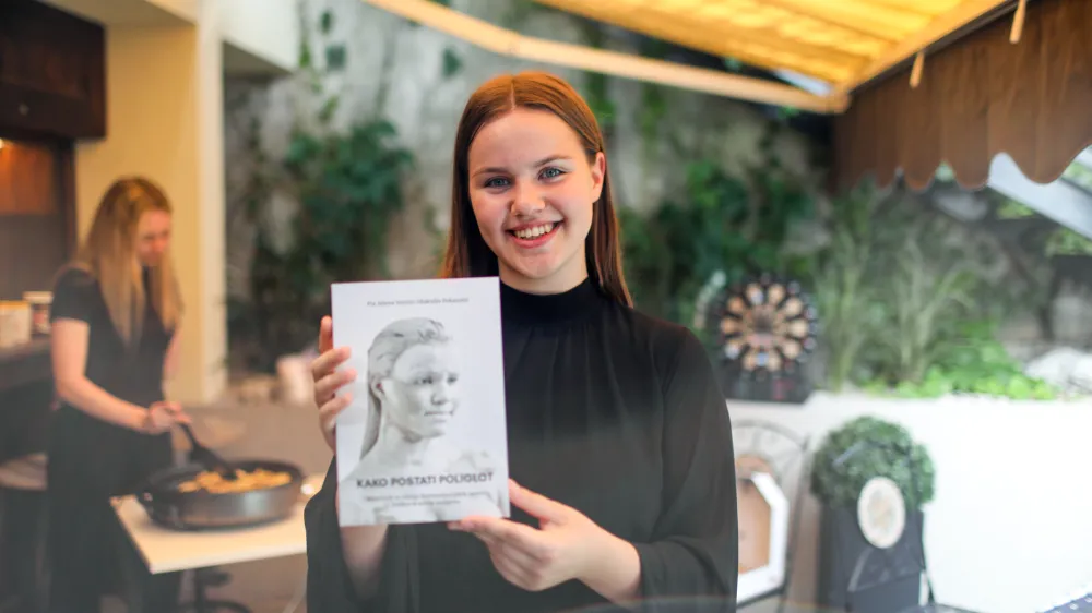 Devetnajstletna &scaron;tudentka Pia Jelena Neytiri Džakulin Pekarović te dni predstavlja svojo prvo knjigo Kako postati poliglot.&nbsp;