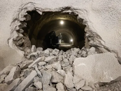 V GZS opozarjajo, da lahko nepredvideni stro&scaron;ki resno ogrozijo poslovanje in obstoj &scaron;tevilnih manj&scaron;ih in srednje velikih gradbenih podjetij. Na fotografiji: nedavno prebiti predor Mlinarji. F Jaka Gasar