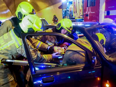 - 26.09.2015 kofja Loka - vaja začite in reevanja Predor Sten 2015 v novem enocevnem cestnem predoru z dvosmernim prometom Sten, na poljanski obvoznici kofje Loke, vaja sil za začito in reevanje, namenjena preverjanju pripravljenosti za ukrepanje ob prometni nesreči v predoru  Gasilci, reevanje, nesreča  //FOTO: Bojan Velikonja