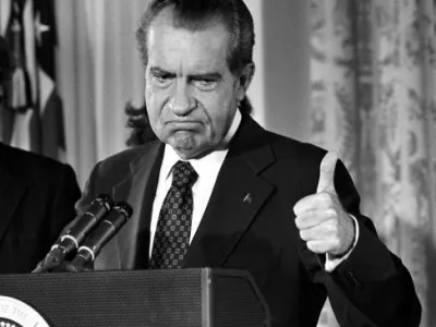 Der Republikaner Richard Nixon verabschiedet sich am 9.8.1974 nach seiner R&uuml;cktrittserkl&auml;rung von seinen Mitarbeitern im Wei&szlig;en Haus und den Mitgliedern seines Kabinetts. Um einer Amtsenthebung (Impeachment) wegen der Watergate-Aff&auml;re zu entgehen, trat Nixon als erster Pr&auml;sident der USA von seinem Amt zur&uuml;ck. Die Aff&auml;re hatte am 17. Juni 1972 mit einem drittklassigen Einbruch in das B&uuml;ro der Demokratischen Partei weitgehend unbeachtet begonnen. Die so genannten "Klempner" der Repubikanischen Partei wollten Wahlkampfmunition erbeuten. dpa (Nur s/w. Zu dpa-Korr "Vor 30 Jahren ersch&uuml;tterte Watergate die USA - Lehren aus der Aff&auml;re" vom 123.06.2002)