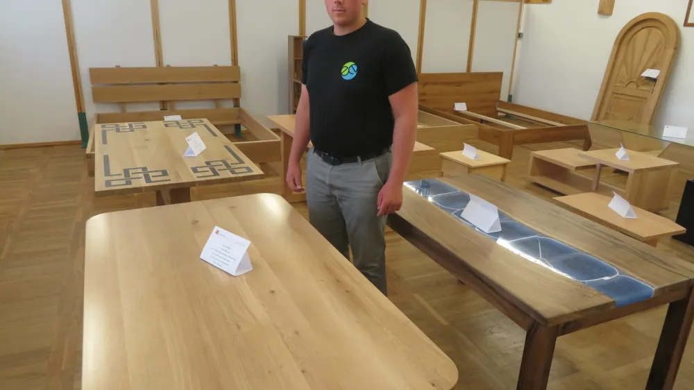 Prava vrednost masivne jedilne mize iz hrastovega lesa je za dijaka Ale&scaron;a Oberča predvsem v tem, da jo je v celoti izdelal povsem sam.