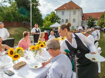 Za goste je odlično skrbela združena ekipa kuharjev in natakarjev, med njimi tudi sedem mladih kuharskih talentov. Foto: Matej Pov&scaron;e / kolektiff