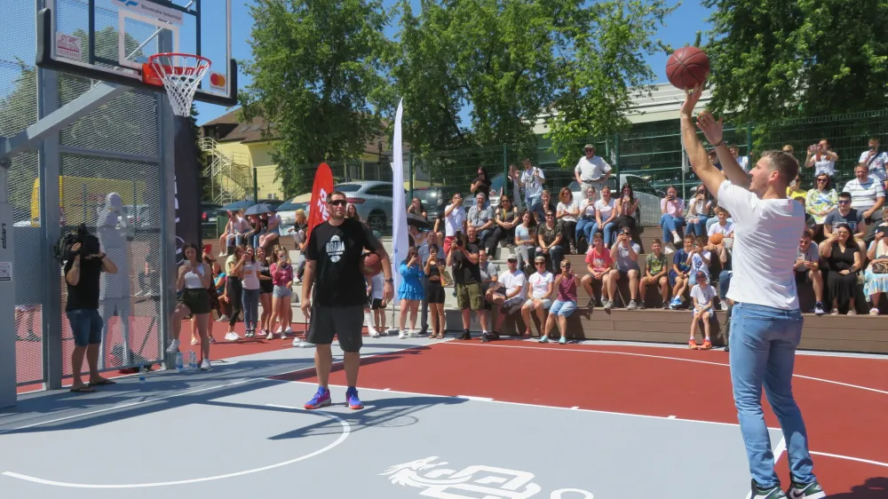 Pri &Scaron;olskem centru Novo mesto so odprli pametni ko&scaron;arki igri&scaron;či, ki nosita ime po dveh vrhunskih slovenskih ko&scaron;arkarjih, Matjažu Smodi&scaron;u in Goranu Dragiću. F Dragana Stanković