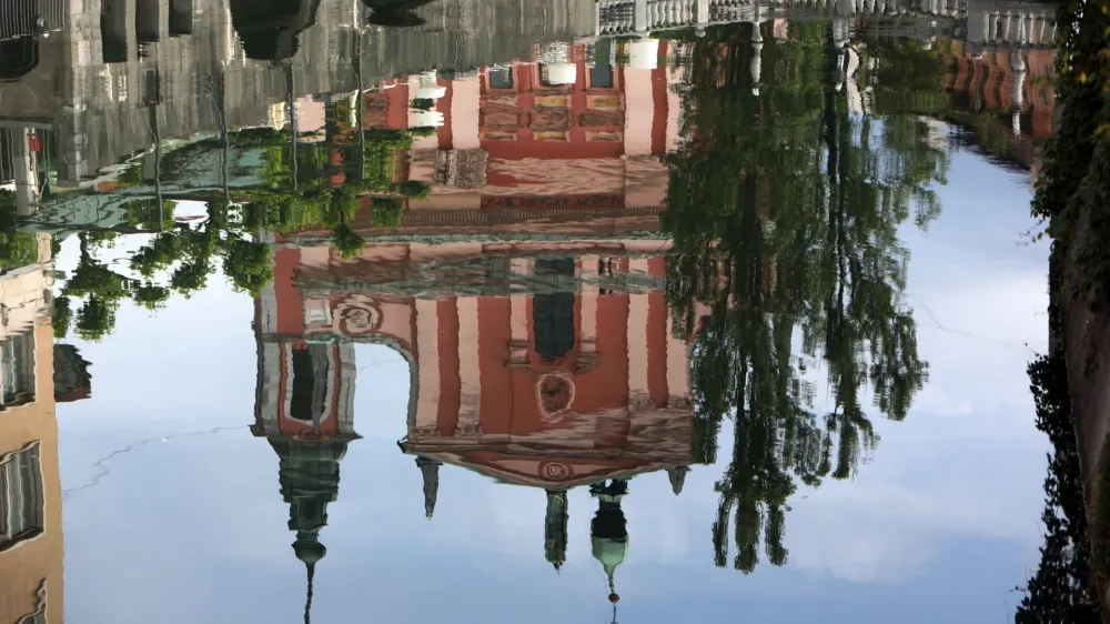 31.05.2022- Simbolična fotografija- vera, religija, Franči&scaron;kanska cerkev v Ljubljani, odsev Ljubljanica<br><br>Foto: Tomaž Skale
