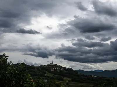 <br>- simbolična fotografija - vremenska slika, neurje, nevihta, nevihtni oblaki, <br><br>- 07.06.2022 &ndash; Gori&scaron;ka Brda &ndash; delovni naslov &raquo; Strah pred točo &laquo; <br> <br>//FOTO: Luka Cjuha<br>OPOMBA: REPORTAŽA ZA OBJEKTIV 2022<br>