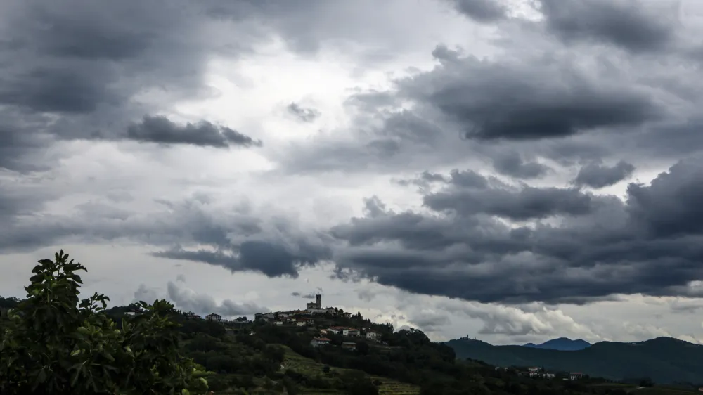 <br>- simbolična fotografija - vremenska slika, neurje, nevihta, nevihtni oblaki, <br><br>- 07.06.2022 &ndash; Gori&scaron;ka Brda &ndash; delovni naslov &raquo; Strah pred točo &laquo; <br> <br>//FOTO: Luka Cjuha<br>OPOMBA: REPORTAŽA ZA OBJEKTIV 2022<br>