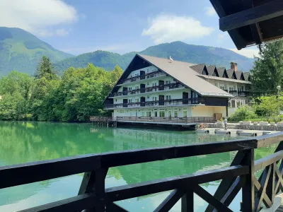 Hotel Alma je novi lastnik izpraznil, namesto vrveža turistov pa tam zdaj vladata grozljiva samota in zanemarjenost.