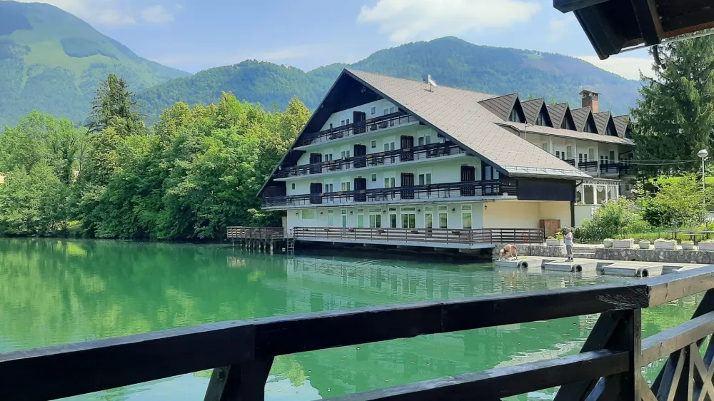 Hotel Alma je novi lastnik izpraznil, namesto vrveža turistov pa tam zdaj vladata grozljiva samota in zanemarjenost.