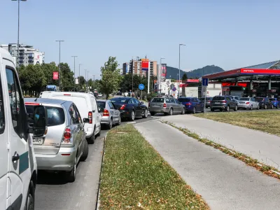 20.06.2022. - Kolona vozil na Petrol črpalki na Celov&scaron;ki cesti v Ljubljani pred napovedano podražitvijo pogonskih goriv.//FOTO: Bojan Velikonja