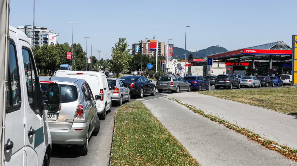20.06.2022. - Kolona vozil na Petrol črpalki na Celov&scaron;ki cesti v Ljubljani pred napovedano podražitvijo pogonskih goriv.//FOTO: Bojan Velikonja
