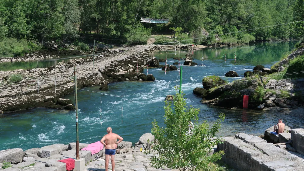 Soča, Solkan, stari jez, neuradno kopali&scaron;če, kajak