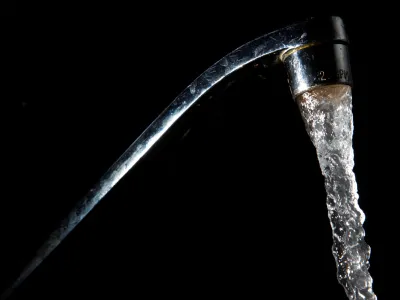 FILE PHOTO: Tap water comes out of a faucet in New York, June 14, 2009. REUTERS/Eric Thayer/File Photo