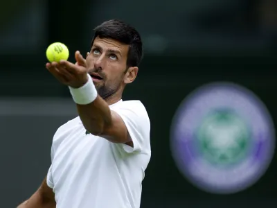 23 June 2022, United Kingdom, London: Serbian tennis player Novak Djokovic in action during a practice session, ahead of the 2022 Wimbledon Tennis Championship at the All England Lawn Tennis and Croquet Club. Photo: Steven Paston/PA Wire/dpa