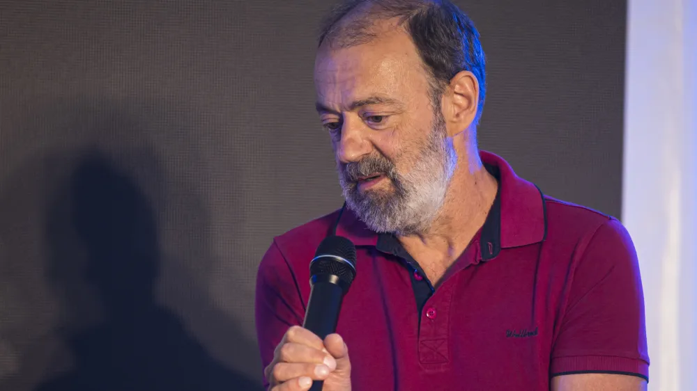 Ljubljana, Roznik.<br>Podelitev nagrade casopisne hise Delo kresnik za najboljsi roman minulega leta.<br>Prejemnik kresnika, pisatelj Roman Rozina.