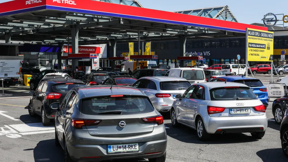20.06.2022. - Kolona vozil na Petrol črpalki na Celov&scaron;ki cesti v Ljubljani pred napovedano podražitvijo pogonskih goriv.//FOTO: Bojan Velikonja