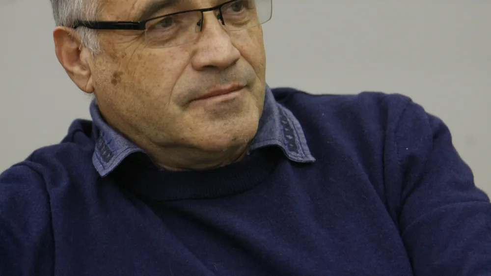 red. prof. dr. Bogomir Kovač, ekonomist - redni profesor na Ekonomski fakulteti v Ljubljani - predava temelje ekonomije, ekonomsko filozofijo, ekonomiko okolja in institucionalno ekonomijo - za časnike pie politično ekonomske komentarje //FOTO: Toma Skale OPOMBA: ZA OBJAVO V PRILOGI  DNEVNIKOV OBJEKTIV - INTERVJU 2013