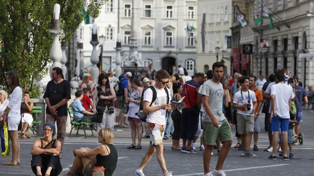 - turisti v Ljubljani   //FOTO: Luka Cjuha