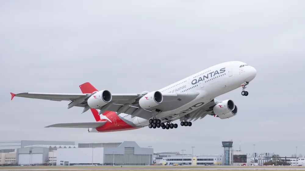 FILED - 08 November 2021, Saxony, Dresden: A Qantas Airways Airbus A380 takes off from Dresden Airport. - Australian airline Qantas Group is to cut its domestic capacity levels for 2023 to assist with the recovery from sustained high fuel prices. Photo: Sebastian Kahnert/dpa-Zentralbild/dpa