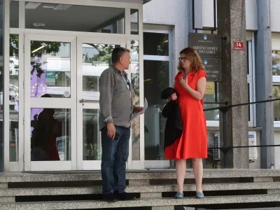 Sodni senat je Franja Keleminovića (na fotografiji z zagovornico Tino &Scaron;najder) obsodil oderu&scaron;tva, oprostil pa ga obtožbe maza&scaron;tva.