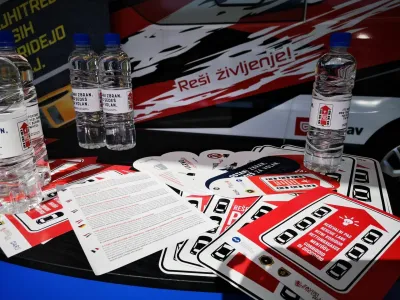 Ob koncu akcije Najhitrej&scaron;i včasih ne pridejo na cilj, ob začetku &scaron;olskih poletnih počitnic in povečanem obsegu tranzitnega prometa, je Agencija za varnost prometa skupaj s Policijo, Zavodom Re&scaron;evalni pas, DARS, gasilci in re&scaron;evalci organizirala skupno akcijo, katere namen je bil množično opozarjati in ozave&scaron;čati, da je pravilno razvr&scaron;čanje v primeru zastojev na avtocesti življenjskega pomena.