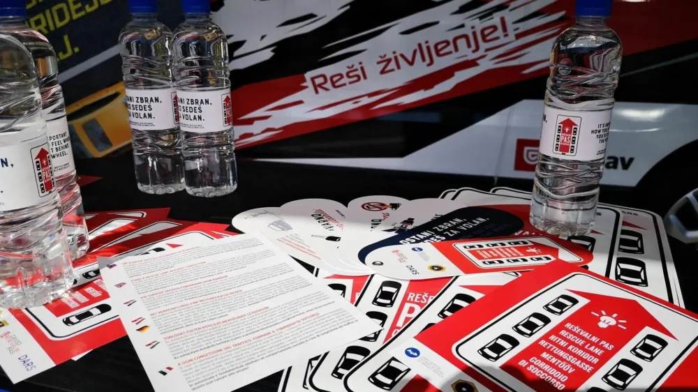 Ob koncu akcije Najhitrej&scaron;i včasih ne pridejo na cilj, ob začetku &scaron;olskih poletnih počitnic in povečanem obsegu tranzitnega prometa, je Agencija za varnost prometa skupaj s Policijo, Zavodom Re&scaron;evalni pas, DARS, gasilci in re&scaron;evalci organizirala skupno akcijo, katere namen je bil množično opozarjati in ozave&scaron;čati, da je pravilno razvr&scaron;čanje v primeru zastojev na avtocesti življenjskega pomena.