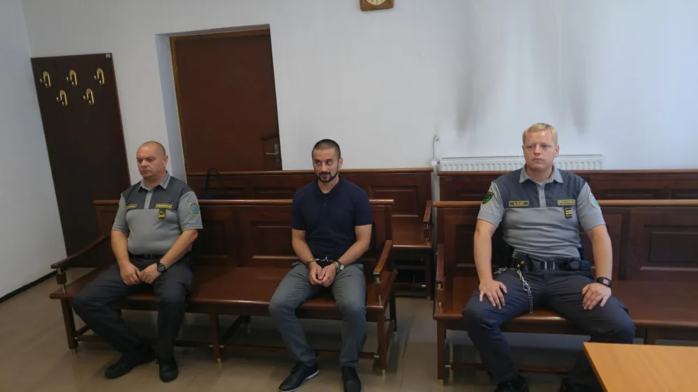 Velenjčan Admir Hadžiabdić je osumljen, da je z nožem posku&scaron;al ubiti svojega tri leta starej&scaron;ega soseda Daliborja Kovačevića.