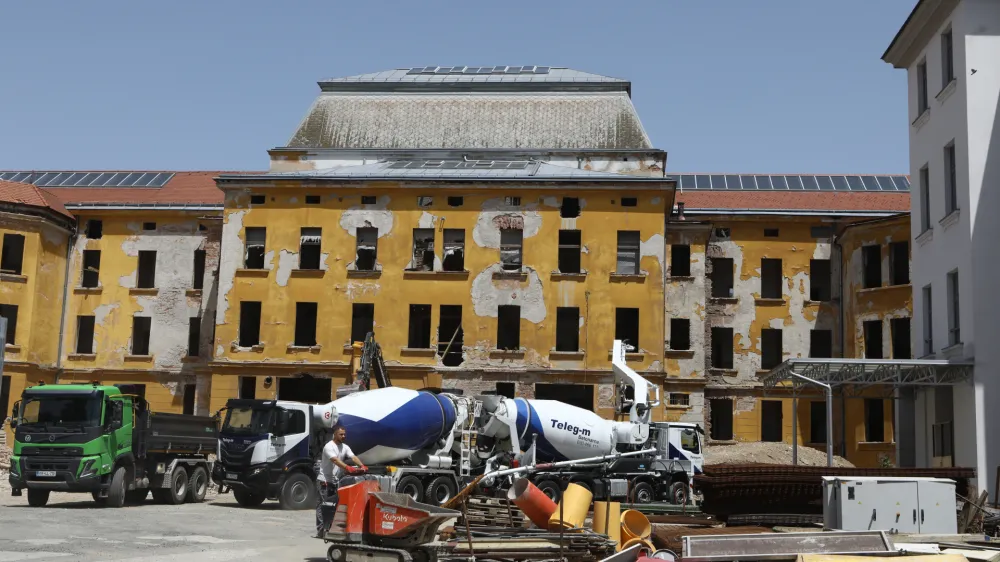 - 27.06.2022 &ndash; Ro&scaron;ka kasarna, Poljanska cesta 40 v Ljubljani - prenova severnega krila nekdanje domobranske voja&scaron;nice ob Poljanski in Ro&scaron;ki cesti kamor se bo preselil Arhiv Republike Slovenije in kjer bo prostore dobil tudi Muzej slovenske osamosvojitve,  //FOTO: Luka Cjuha