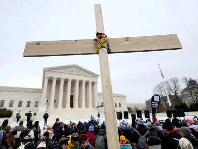 FILE PHOTO: Anti-abortion activists hold a cross in front of the U.S. Supreme Court building during the annual "March for Life" in Washington, U.S., January 21, 2022. REUTERS/Jim Bourg/File Photo