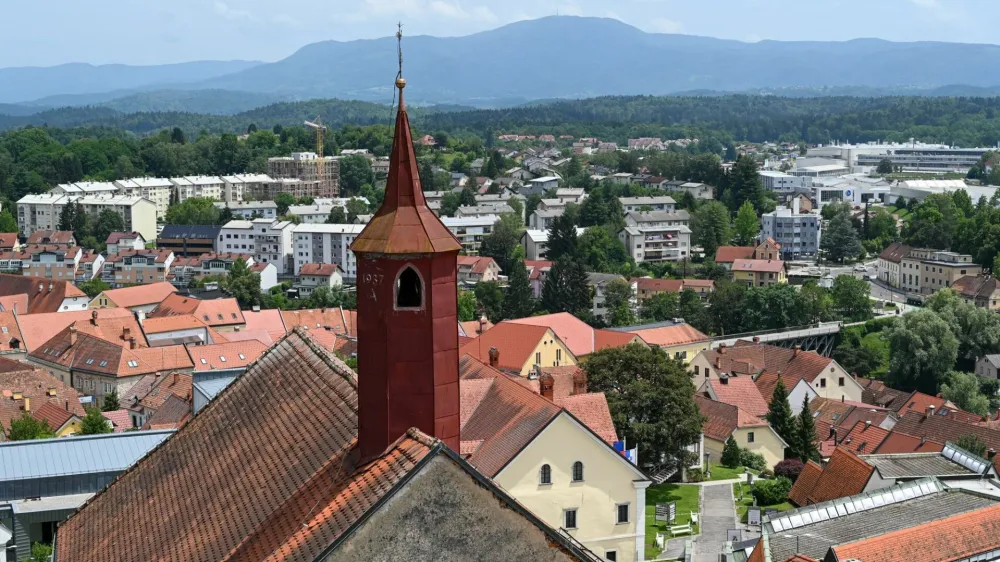 Razgledna plo&scaron;čad v zvoniku kapiteljske cerkve ponuja razglede na celotno mesto in &scaron;ir&scaron;o okolico. Foto: Peter Fabjančič, Mestna občina Novo mesto