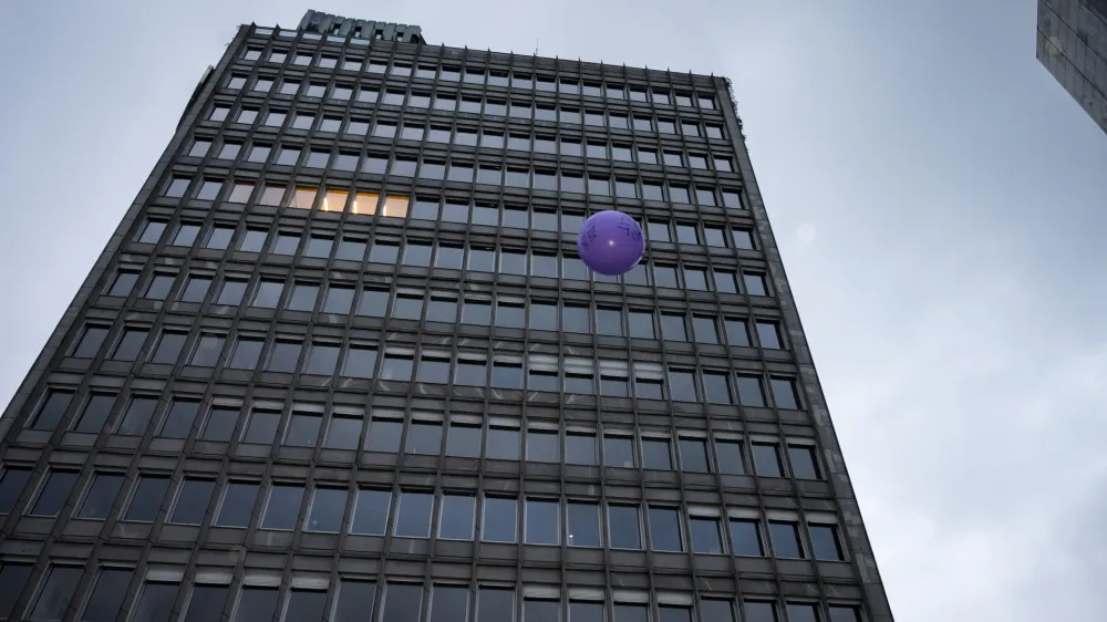 Deana Komela je zanimal fenomen vrat, kot se kaže skozi Ravnikarjevo poslovno stavbo NLB.