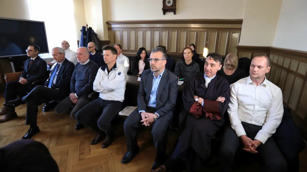 Ljubljana, okrožno sodi&scaron;če.<br>Glavna obravnava v procesu zaradi domnevne korupcije v zdravstvu zoper Zorana Milo&scaron;eviča, Vaneta Antoliča, Roka Vengusta, Moniko Sonc, Gregorja Kavčiča, Miodraga Vlaovića, Sama Karla Fokterja, Nata&scaron;o Gaganeli, Roberta Janeza Cirmana, Jožefa Matelo, Mihaela Milo&scaron;eviča &Scaron;tambergerja, Primoža Matelo, Darka Žafrana, Marina Tadića, Jano &Scaron;turm in podjetje Advanta.<br>Foto: Robert Balen