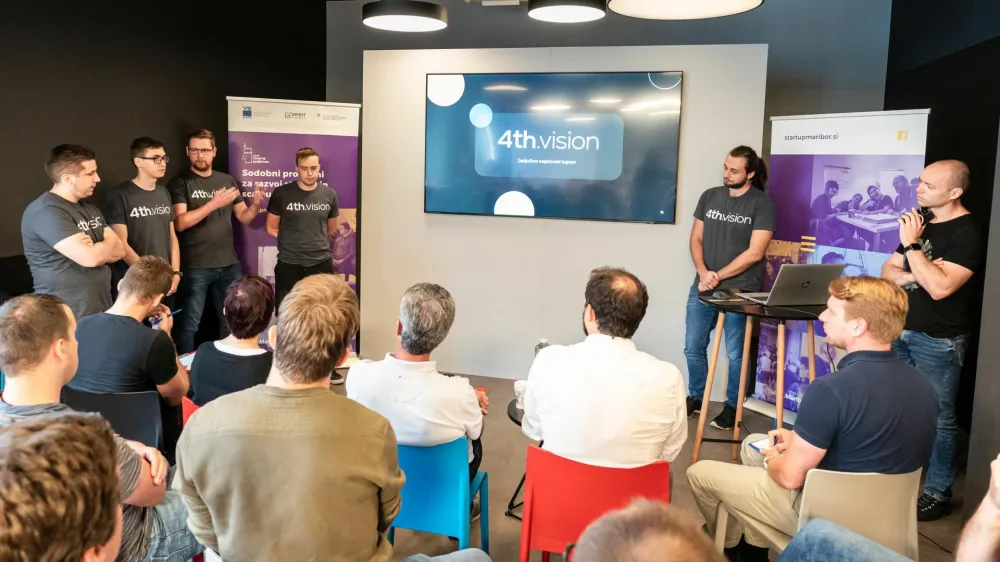 V pospe&scaron;evalni&scaron;kem programu je komisija med mladimi upi podjetni&scaron;ke generacije 2022, izbrala startup 4th.vision. F Tovarna podjemov