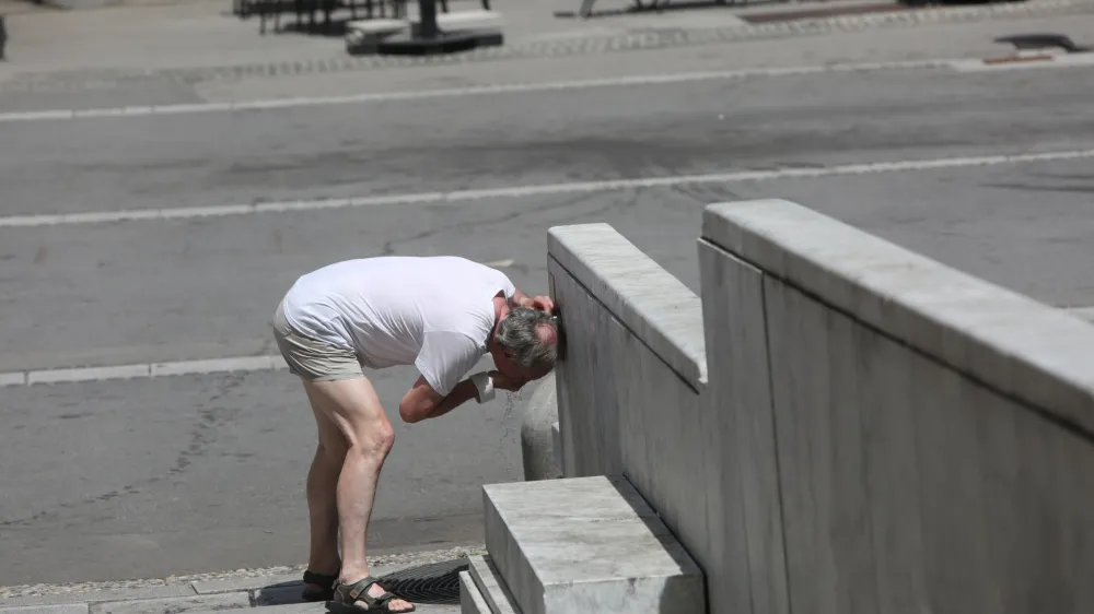 pitnik - fontana - vročina - žeja - voda <br><br><br>- 27.06.2022 &ndash; Vremenska slika v Ljubljani - vročinski val - visoke dnevne temperature -<br><br> <br><br>//FOTO: Nik Erik Neubauer