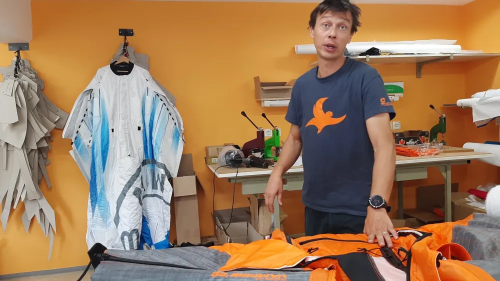 Največ oblek, ki so se&scaron;ite iz več kot 200 različno velikih kosov in materialov, prodajo po Evropi, v Avstraliji in ZDA. Njihova cena je odvisna od modela in zna&scaron;a od 600 do 2500 evrov, na mesec se&scaron;ijejo približno 45 oblek.&nbsp;