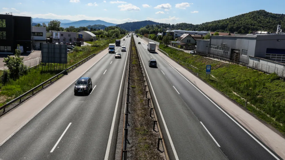 - 04.05.2020  Avtocesta Ljubljana Vrhnika pri Brezovici, kjer je načrtovana iritev v estpasovnico. //FOTO: Bojan Velikonja