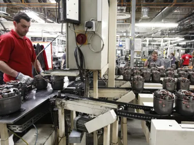 - Podjetje SECOP, proizvodnja kompresorjev, Črnomelj - zaposlenih okoli 1000 oseb. Zaradi selitve večjega dela proizvodnje v tovarno na Slova&scaron;kem bo brez dela ostalo okoli 700 zaposlenih.    ///FOTO: Luka Cjuha