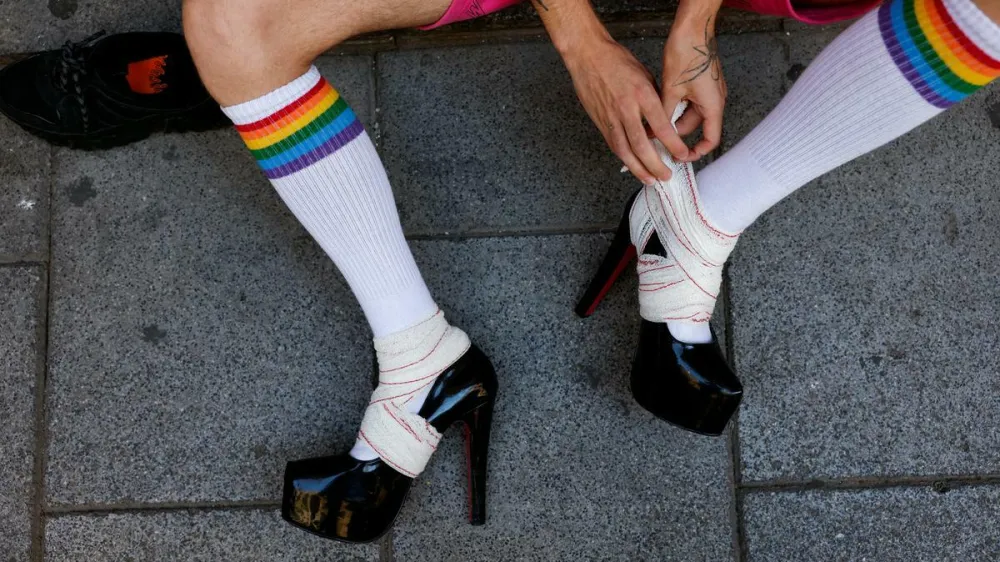 Udeležence med tekom po ulici čaka &scaron;e en izziv, saj dobijo vrečo z oblačili, v katere se morajo preobleči, pozneje pa tudi &scaron;minko, s katero se morajo naličiti. Na leto&scaron;nji dirki so potekali trije kvalifikacijski teki. Sledil je veliki finale, v katerem so nagrade dobili vsi udeleženc