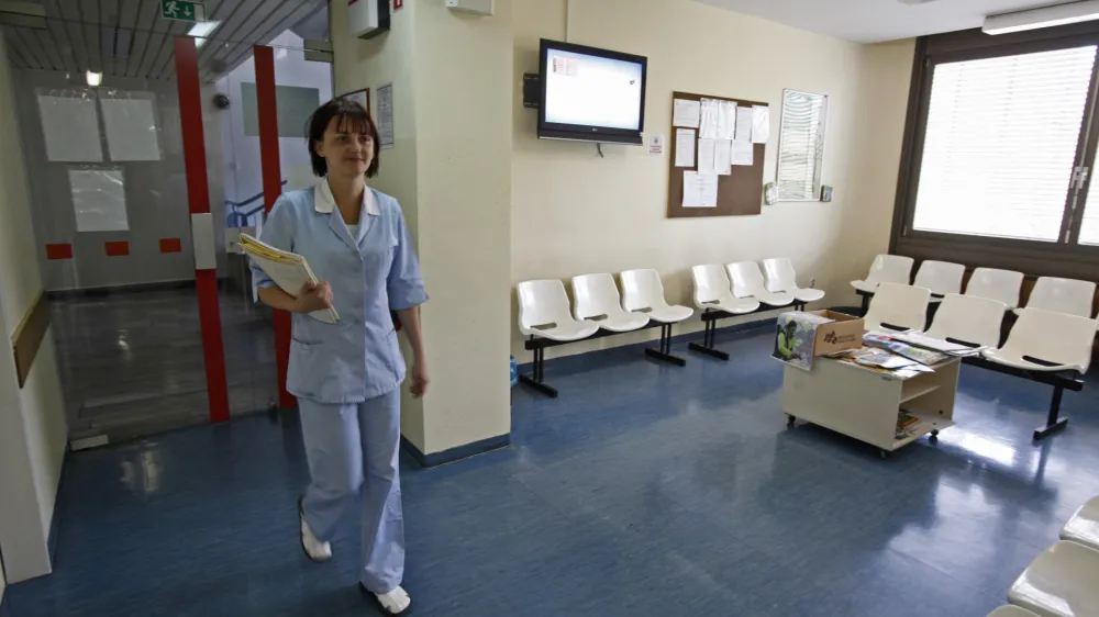 zdravstvo - zdravstveni dom prazna čakalnica Maribor - Splona stavka dela javnega sektorja 2012 zaradi varčevalnih ukrepov vlade - sodelovalo med 80.000 in 90.000 javnih uslubencev v dejavnostih olstva, vzgoje, zdravstva, socialnega varstva, policije in veterine. protest - javni uslubenci     //FOTO: Luka Cjuha 