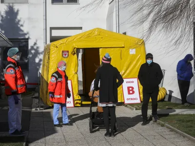  Zdravstveni dom Kranj - vstopna točka - začitna obleka - maska - 23.03.2020- KRANJ - razkuevanje javnih povrin in denzinfekcija urbane opreme  Koronavirus COVID-19 v Sloveniji  epidemija  ukrepi za preprečevanje irjenja okub s koronavirusom -  //FOTO: Jaka Gasar