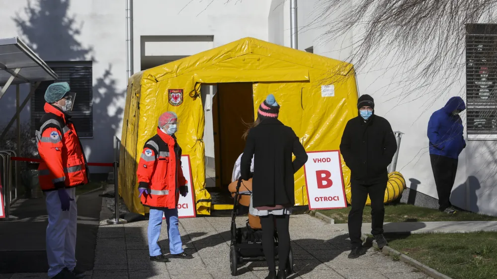  Zdravstveni dom Kranj - vstopna točka - začitna obleka - maska - 23.03.2020- KRANJ - razkuevanje javnih povrin in denzinfekcija urbane opreme  Koronavirus COVID-19 v Sloveniji  epidemija  ukrepi za preprečevanje irjenja okub s koronavirusom -  //FOTO: Jaka Gasar