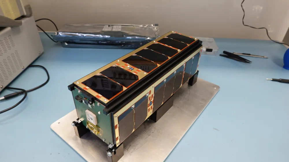 Satelit Trisat R, ki so ga izdelali na Fakulteti za elektroteniko, računalni&scaron;tvo in infrormatiko v Mariboru, je drugi slovenski nanosatelit v vesolju