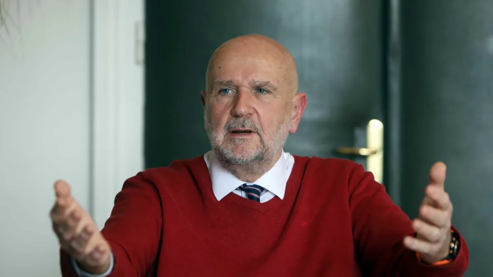 Vrhovni sodnik Branko Masle&scaron;a je pojasnil, da je z napovedjo tožbe meril na očitke tistih novinarjev, ki so &scaron;irili neresnice o njegovi izobrazbi, ne pa na vse novinarje, ki so o njegovi izobrazbi zgolj poizvedovali.