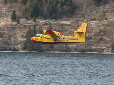 hrva&scaron;ki canadair, posebno letalo za ga&scaron;enje požarjev na Bohinjskem jezeru - 29.03.2022 &ndash; Preddvor &ndash; obsežen požar na pobočju Poto&scaron;ke gore nad Preddvorom v smeri izletni&scaron;ke točke Baba nad krajem Potoče //FOTO: Bojan Velikonja