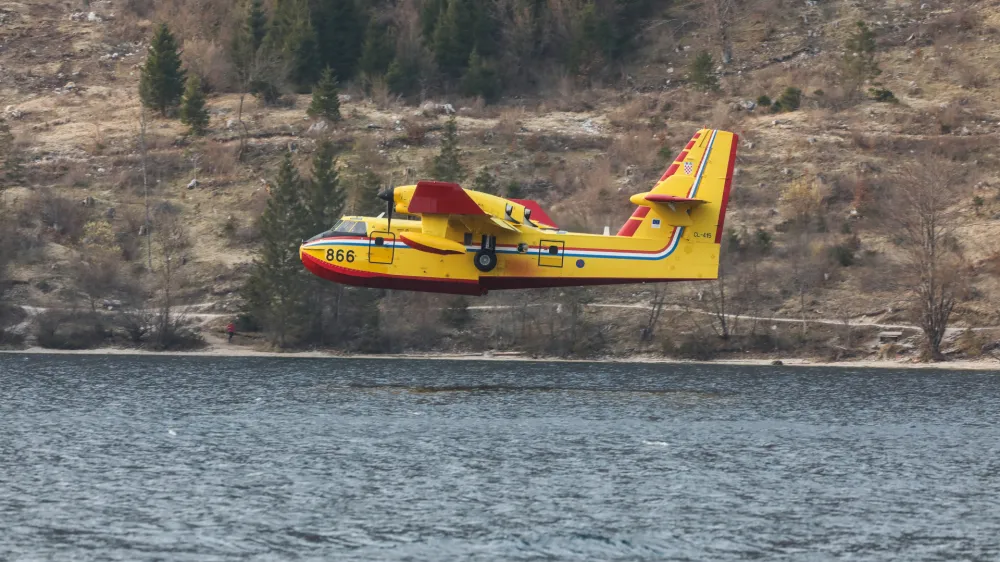 hrva&scaron;ki canadair, posebno letalo za ga&scaron;enje požarjev na Bohinjskem jezeru - 29.03.2022 &ndash; Preddvor &ndash; obsežen požar na pobočju Poto&scaron;ke gore nad Preddvorom v smeri izletni&scaron;ke točke Baba nad krajem Potoče //FOTO: Bojan Velikonja