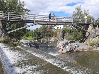 Mladi največ užitkov najdejo v skokih z lesenega mostu ali skal "med pence", kakor imenujejo penjenje deroče Sore.