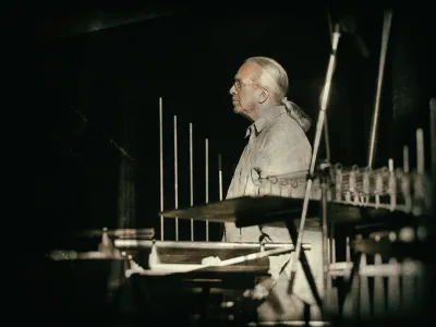 Osrednji gost leto&scaron;njega festivala Zvok kamna 2022 bo Jochen Fassbender, nem&scaron;ki zvočni umetnik, ki bo pripravil razstavo nenavadnih in&scaron;trumentov in zvočnih objektov. Raziskuje zvočne pojave najrazličnej&scaron;ih materialov, oblik in resonanc. F Peter Ruesing