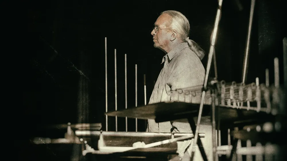 Osrednji gost leto&scaron;njega festivala Zvok kamna 2022 bo Jochen Fassbender, nem&scaron;ki zvočni umetnik, ki bo pripravil razstavo nenavadnih in&scaron;trumentov in zvočnih objektov. Raziskuje zvočne pojave najrazličnej&scaron;ih materialov, oblik in resonanc. F Peter Ruesing