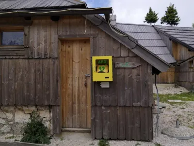 Velika planina je od danes bogatej&scaron;a za &scaron;e en, že tretji avtomatski defibrilator, ki je name&scaron;čen pri gostilni na Zelenem robu. Z družbe Velika planina d.o.o. so sporočili, da so danes pri gostilni Zeleni rob namestili nov avtomatski eksterni defibrilator oz. AED napravo, ki je namenjena oživljanju. Z namestitvijo nove AED naprave je Velika planina od danes naprej &scaron;e bolje pokrita z omenjenimi napravami, saj gre že za tretji tovrstni pripomoček na &scaron;ir&scaron;em območju Velike planine.<br>Razen novega na Zelenem robu, se AED naprava namreč nahaja &scaron;e na &Scaron;imnovcu oz. zgornji postaji nihalke pri okrepčevalnici Skodla ter v Domžalskem domu na Mali planini. Defibrilatorja na Zelenem robu in &Scaron;imnovcu sta name&scaron;čena zunaj ter v primeru nuje dostopna 24 ur na dan, defibrilator v Domžalskem domu na Mali planini pa se nahaja v notranjih prostorih doma. Kot so sporočili z družbe Velika planina je namestitev nove AED naprave omogočila Občina Kamnik.<br>