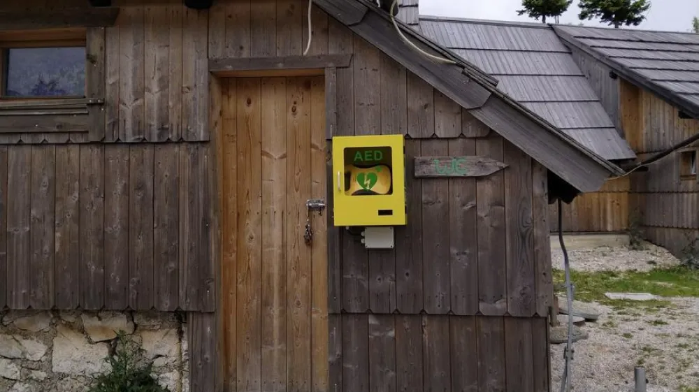 Velika planina je od danes bogatej&scaron;a za &scaron;e en, že tretji avtomatski defibrilator, ki je name&scaron;čen pri gostilni na Zelenem robu. Z družbe Velika planina d.o.o. so sporočili, da so danes pri gostilni Zeleni rob namestili nov avtomatski eksterni defibrilator oz. AED napravo, ki je namenjena oživljanju. Z namestitvijo nove AED naprave je Velika planina od danes naprej &scaron;e bolje pokrita z omenjenimi napravami, saj gre že za tretji tovrstni pripomoček na &scaron;ir&scaron;em območju Velike planine.<br>Razen novega na Zelenem robu, se AED naprava namreč nahaja &scaron;e na &Scaron;imnovcu oz. zgornji postaji nihalke pri okrepčevalnici Skodla ter v Domžalskem domu na Mali planini. Defibrilatorja na Zelenem robu in &Scaron;imnovcu sta name&scaron;čena zunaj ter v primeru nuje dostopna 24 ur na dan, defibrilator v Domžalskem domu na Mali planini pa se nahaja v notranjih prostorih doma. Kot so sporočili z družbe Velika planina je namestitev nove AED naprave omogočila Občina Kamnik.<br>